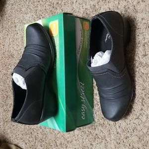 NWT Easy Street womens shoes